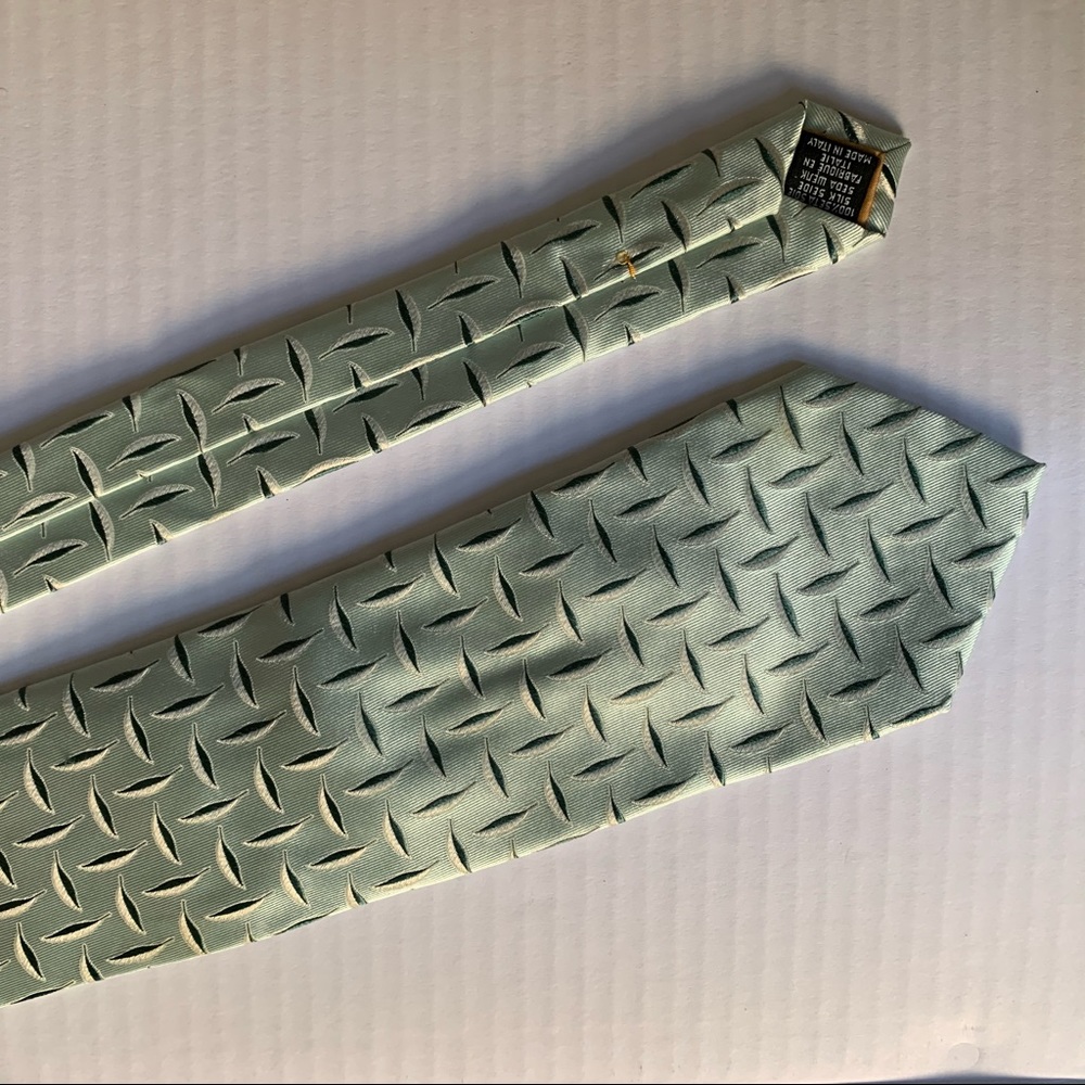 YSL YVES SAINT LAURENT Green  Silk Tie.